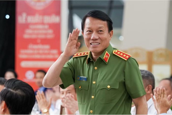 Bộ trưởng Lương Tam Quang chúc mừng và kỳ vọng CLB Công an Nhân dân thể hiện được hình ảnh đẹp, tinh thần thượng võ (ảnh BTC)