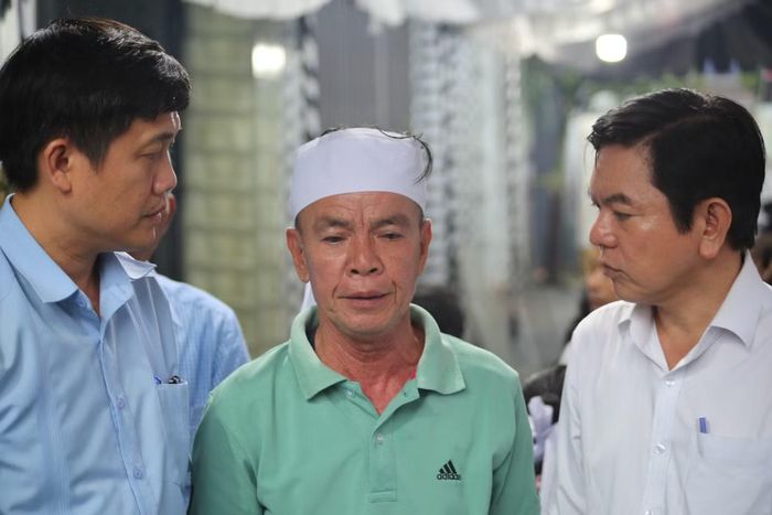 Ông Nguyễn Kim Phước - Bí thư Đảng ủy (phải) và ông Trần Đức Hòa - Chủ tịch UBND xã Bình Minh (trái) động viên, chia buồn cùng gia đình nạn nhân.