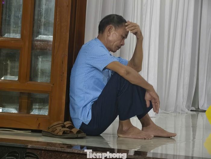 Ông Lê Đình Hải bần thần, đau xót trước cảnh người thân ra đi.