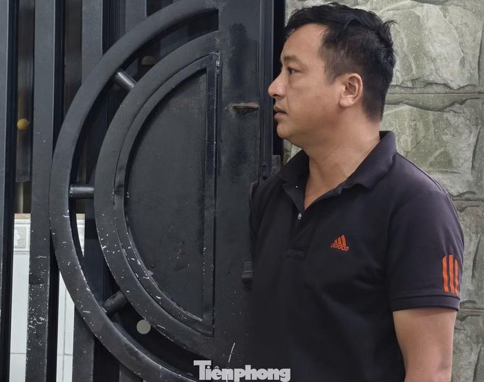 Anh Mạnh thẫn thờ khi nghe hung tin về gia đình em gái.