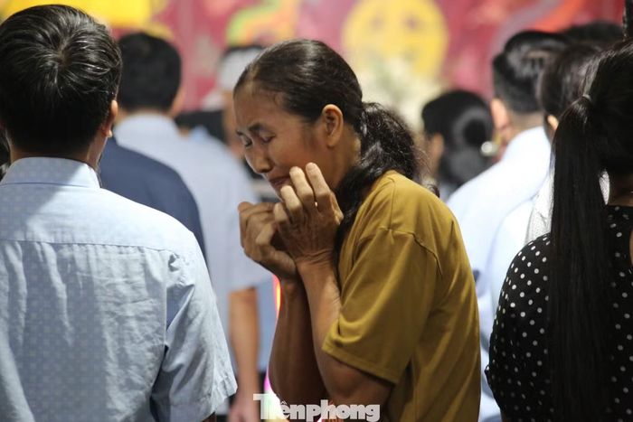 Chứng kiến cảnh đau lòng, nhiều người dân không kìm được nước mắt, nghẹn ngào trước mất mát quá lớn của gia đình.