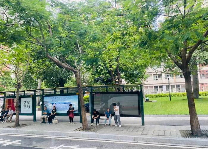Nhà chờ xe bus rợp bóng cây xanh, phía trước các công trình xây dựng đều có khiangr xanh. Ảnh: Tư Hiền.