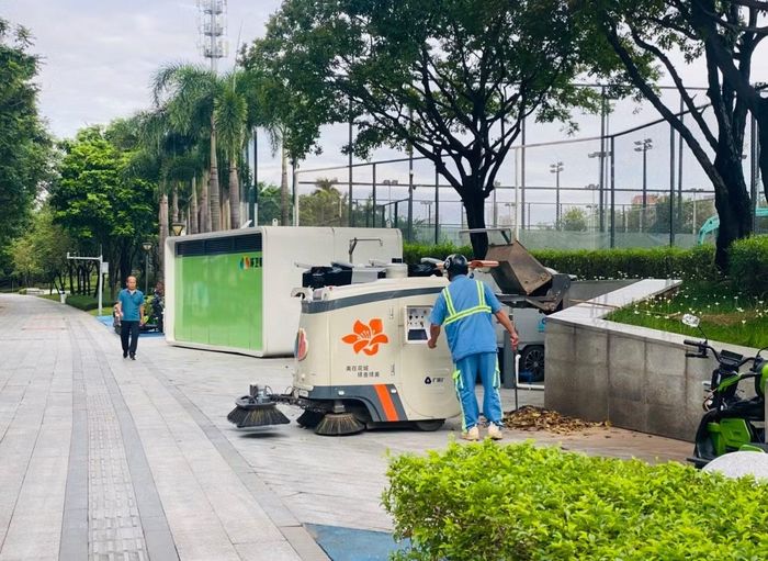 Công nhân vận hành máy quét đường. Ảnh: Tư Hiền.