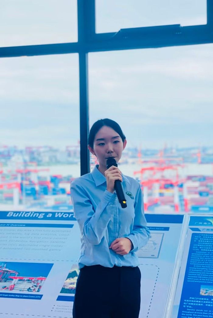 Nhân viên cảng Quảng Châu giới thiệu về cảng container thương mại nội địa lớn nhất Trung Quốc. Ảnh: Tư Hiền.
