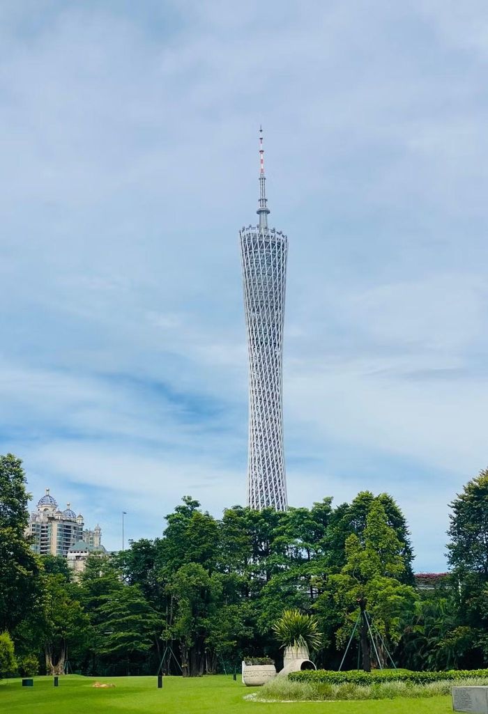 Tháp Quảng Châu ban ngày. Ảnh: Tư Hiền.