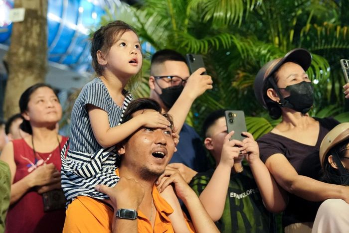 Các gia đình tranh thủ cho con nhỏ đi xem pháo hoa