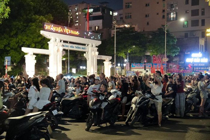 Người dân tập trung bên ngoài cổng công viên Thống Nhất xem pháo hoa.