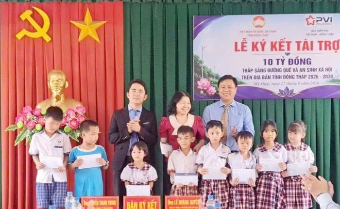 Công ty Bảo hiểm PVI Tây Nam trao học bổng cho học sinh có hoàn cảnh khó khăn trên địa bàn xã Mỹ Hiệp.