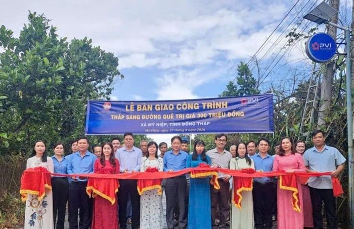 Các đại biểu thực hiện nghi thức khánh thành, đưa vào sử dụng công trình “Thắp sáng đường quê” tại xã Mỹ Hiệp.