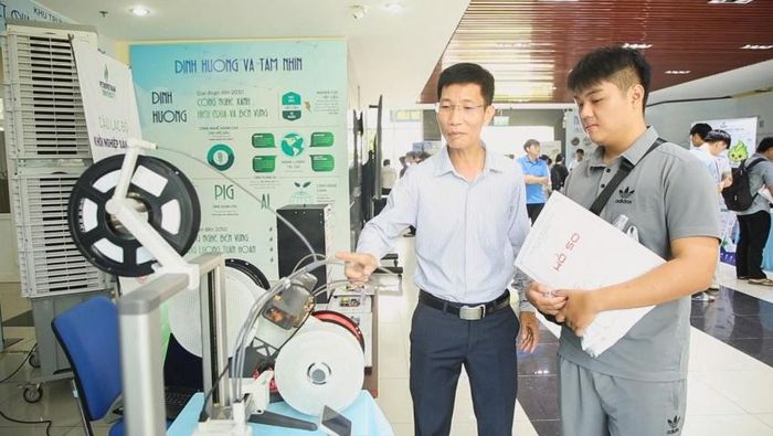 Tân sinh viên tìm hiểu các CLB của nhà trường.