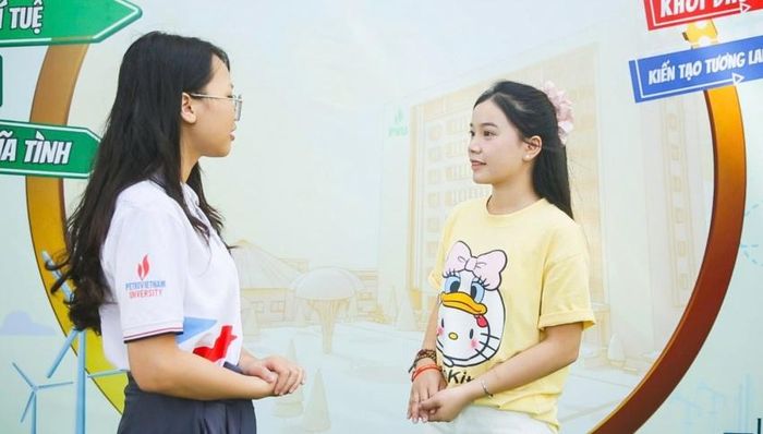 Tân sinh viên Nguyễn Thị Linh (bên phải) chia sẻ cảm nhận trong ngày đầu nhập học tại PVU.