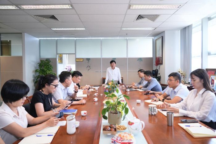 Đồng chí Trần Quang Dũng - Phó Bí thư Thường trực Đảng ủy Tập đoàn sinh hoạt tại Chi bộ Tuyên giáo - Truyền thông.