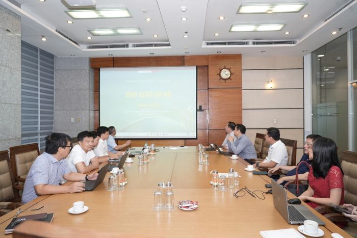 Đồng chí Trần Bình Minh - Ủy viên Ban Thường vụ Đảng ủy, Thành viên HĐTV Tập đoàn sinh hoạt tại Chi bộ Ban Khoa học công nghệ và Chuyển đổi số.