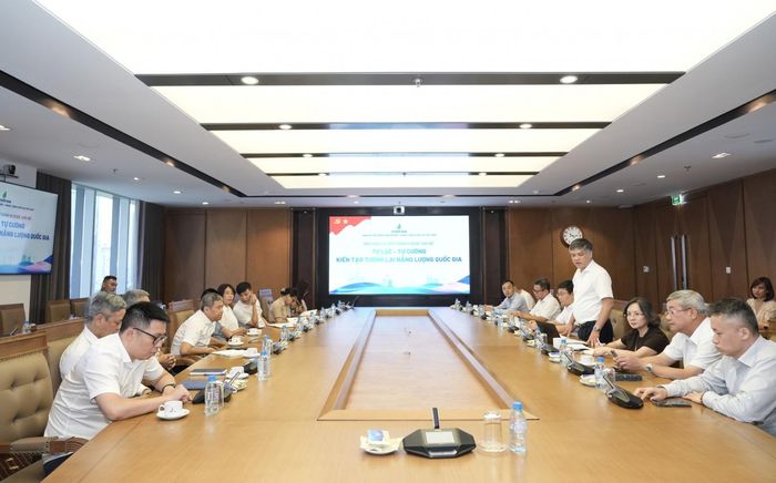Đồng chí Đỗ Chí Thanh - Ủy viên Ban Thường vụ Đảng ủy, Phó Tổng Giám đốc Tập đoàn sinh hoạt tại Chi bộ Ban Kinh tế Đầu tư.