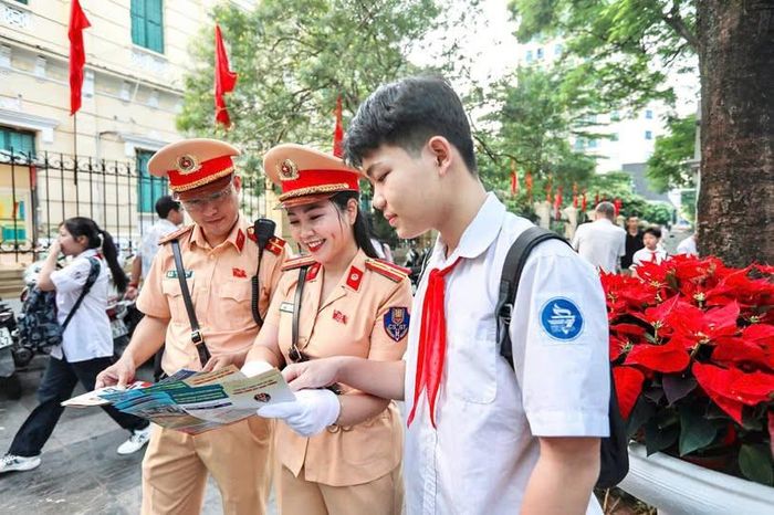 Cảnh sát giao thông Hà Nội tuyên truyền, hướng dẫn học sinh chấp hành quy định về an toàn giao thông. Ảnh: Công an TP Hà Nội.