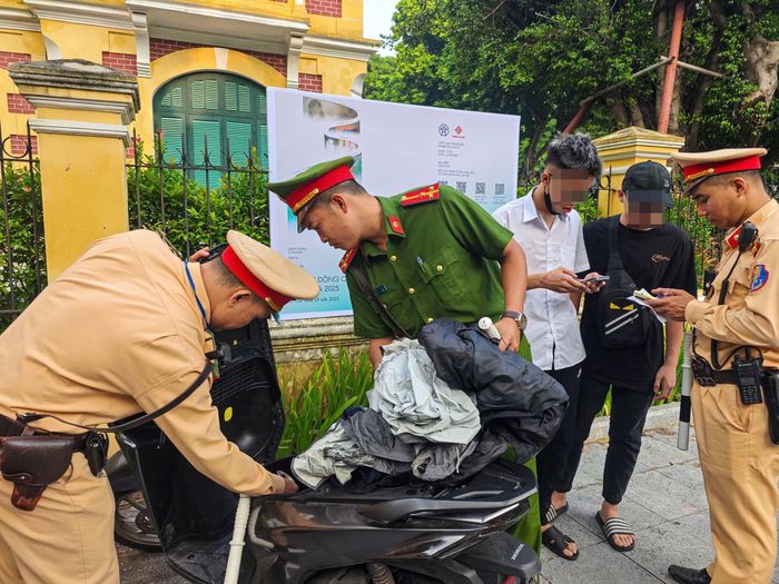 Cảnh sát giao thông kiểm tra, xử lý vi phạm giao thông của học sinh. Ảnh: Công an TP Hà Nội