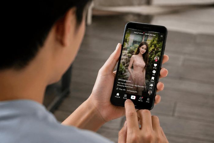 Người dùng dễ dàng tiếp cận các nền tảng video ngắn trên điện thoại thông minh. Ảnh minh họa.