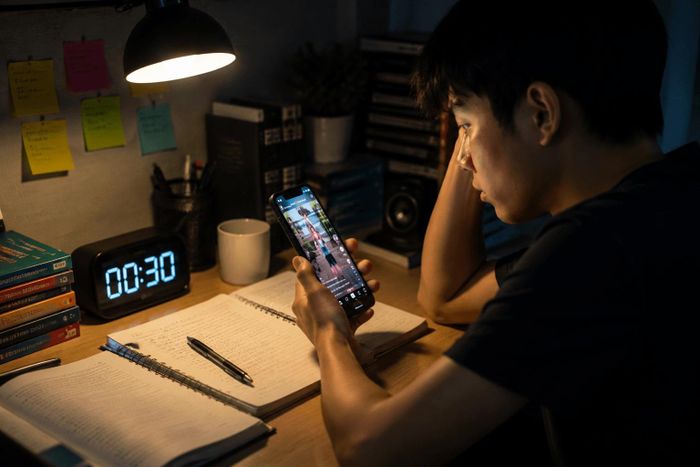 Nhiều người trẻ dành hàng giờ mỗi ngày để tiếp cận nội dung video ngắn trên mạng xã hội. Ảnh minh họa.
