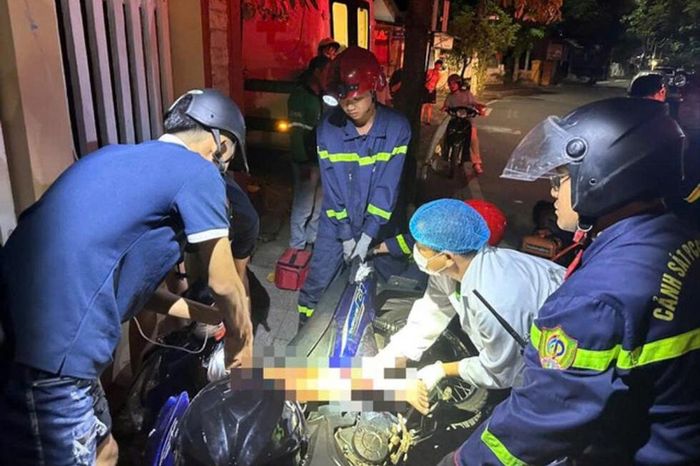 Lực lượng chức năng đang giải cứu cô gái bị cần số xe máy găm vào chân sau tai nạn.