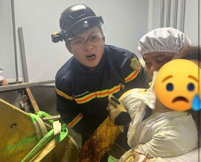 Người phụ nữ bị kẹt tay vào máy trộn dược liệu được giải cứu.