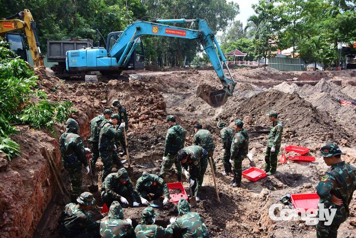 Tiếp tục quy tập 11 bộ hài cốt liệt sĩ tại Công viên Lê Thị Riêng.