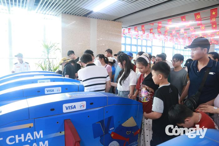 Hành khách của Metro thích thú khi được miễn phí vé tàu điện dịp Quốc khánh,