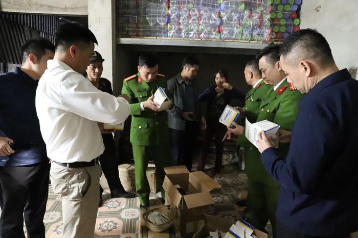Công an kiểm tra cơ sở của Đoàn Thị Lam và Trần Văn Hợp. Ảnh: CACC