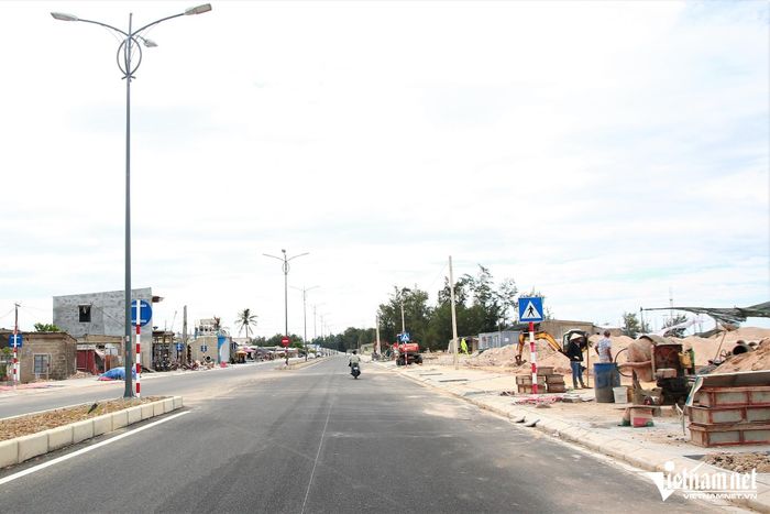 Ở phía nam cầu, một số vị trí trên đoạn tuyến 1B được chỉnh trang.