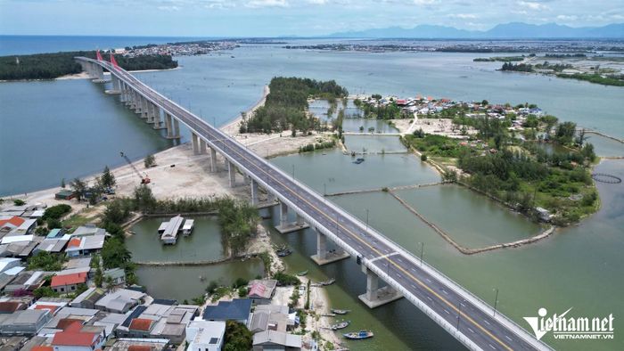 Cây cầu nối liền xã Hải Dương và phường Thuận An, xóa bỏ vĩnh viễn cảnh cách trở đò giang bao đời nay của người dân vùng cửa biển.