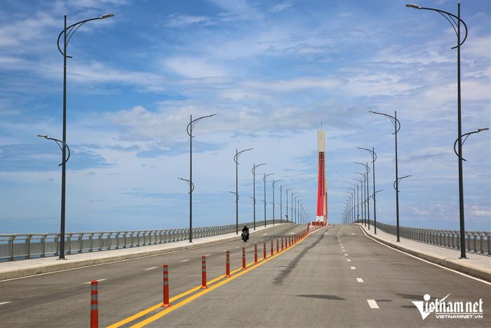 Cầu được thiết kế cho phương tiện lưu thông hai chiều.