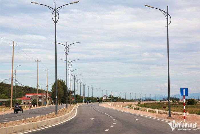 Hệ thống biển báo, vạch sơn và điện chiếu sáng trên tuyến được đầu tư đồng bộ.