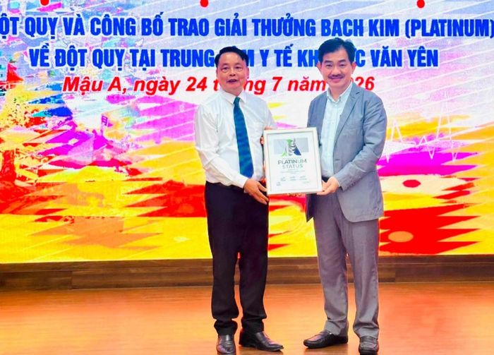 PGS Nguyễn Huy Thắng (bên phải) trao chứng nhận Bạch kim về cấp cứu đột quỵ cho một trung tâm y tế tại Lào Cai. Ảnh: BSCC.
