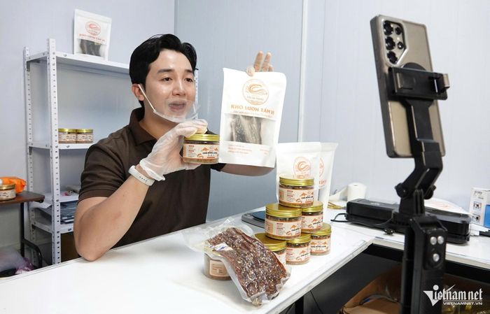 Phong tận dụng kinh nghiệm kinh doanh, marketing để xây dựng thương hiệu khô lươn và chà bông từ nông sản gia đình