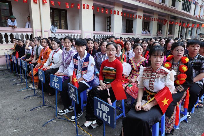 Nhiều thế hệ trước, con đường tiến thân thường là đi ra khỏi bản làng để tìm tri thức và cơ hội. Điều đó hoàn toàn chính đáng. Nhưng thời đại số mở ra một khả năng khác: người trẻ có thể đứng ở một bản vùng cao mà kết nối với cả thế giới.