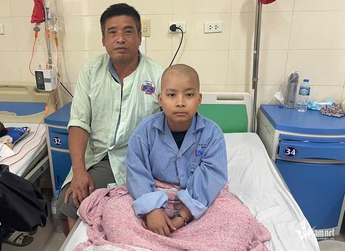 Hiếu lớn lên nhờ sự chăm sóc của mẹ, ông bà ngoại và người bác ruột. Từ khi nằm viện điều trị, anh Nguyễn Mạnh Cường (bác ruột Hiếu) một tay chăm sóc Hiếu tại bệnh viện 