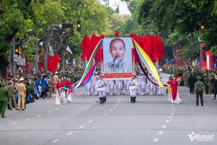 Công an Hà Nội rước ảnh Chủ tịch Hồ Chí Minh trong Ngày hội vì Thủ đô bình yên và Lễ ra quân bảo đảm an ninh trật tự dịp kỷ niệm 80 năm Cách mạng Tháng Tám, Quốc khánh 2/9. Ảnh: Thế Bằng