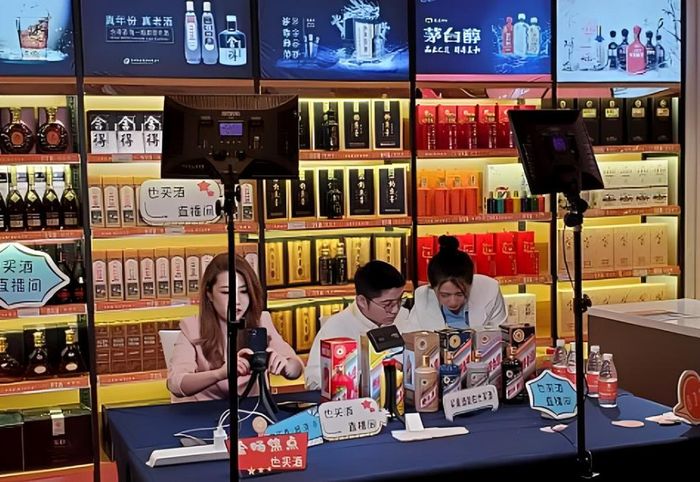 Ngành công nghiệp livestream Trung Quốc đang bị siết chặt bằng các biện pháp thuế và quản lý nội dung, khi cơ quan chức năng truy thu hàng trăm tỷ đồng tiền thuế từ các streamer vi phạm. Ảnh: Baidu
