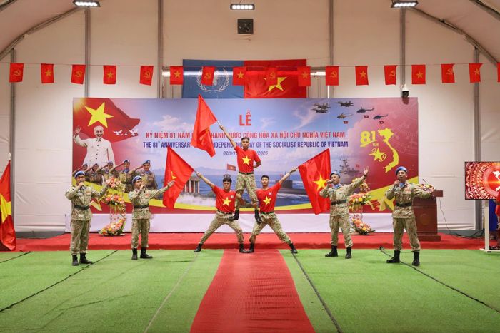 Các tiết mục văn nghệ mang đậm bản sắc văn hóa dân tộc do cán bộ, nhân viên Đội Công binh số 4 biểu diễn. Ảnh: Thế Vững