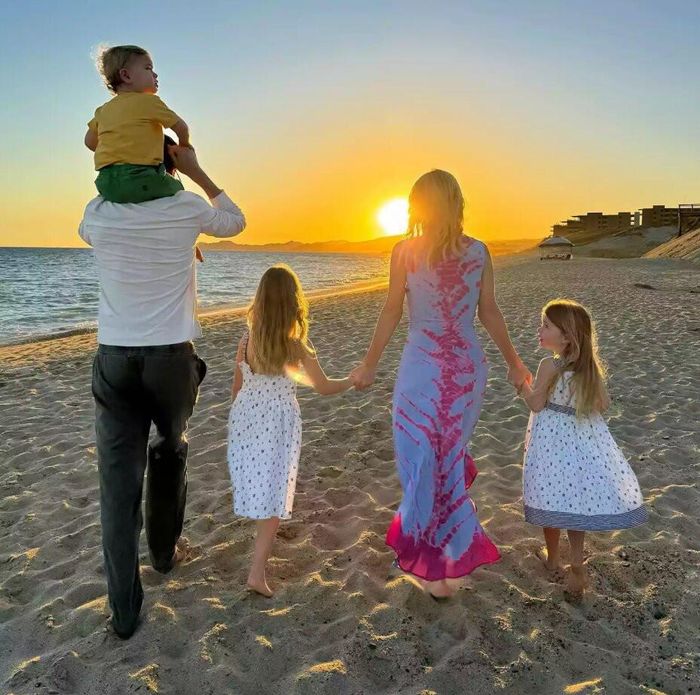Gia đình 5 người của Nicky Hilton. Ảnh: IG Nicky Hilton