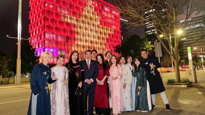 Cờ Việt Nam chiếu sáng trên Tòa thị chính Perth. Ảnh: Tổng Lãnh sự quán Việt Nam tại Perth