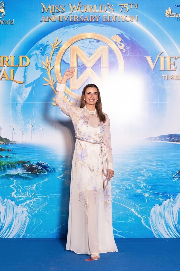 Các Hoa hậu Thế giới Opal Suchata Chuangsri, Krystyna Pyszková, Karolina Bielawska, Vanessa Ponce de León, Stephanie Del Valle, Linda Pétursdóttir (từ trái qua phải, trên xuống dưới).