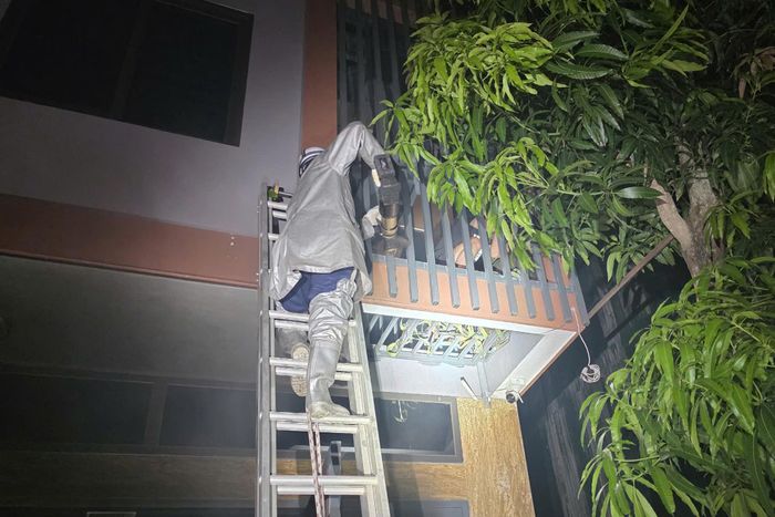 Cảnh sát PCCC cắt "chuồng cọp" ở tầng 2 của ngôi nhà bị cháy. Ảnh: CACC