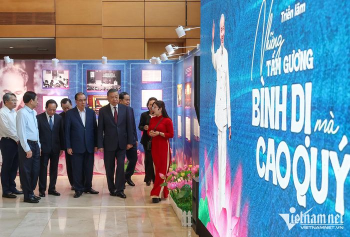 Tổng Bí thư, Chủ tịch nước Tô Lâm cùng lãnh đạo, nguyên lãnh đạo Đảng, Nhà nước tham quan trưng bày "Những tấm gương bình dị mà cao quý"