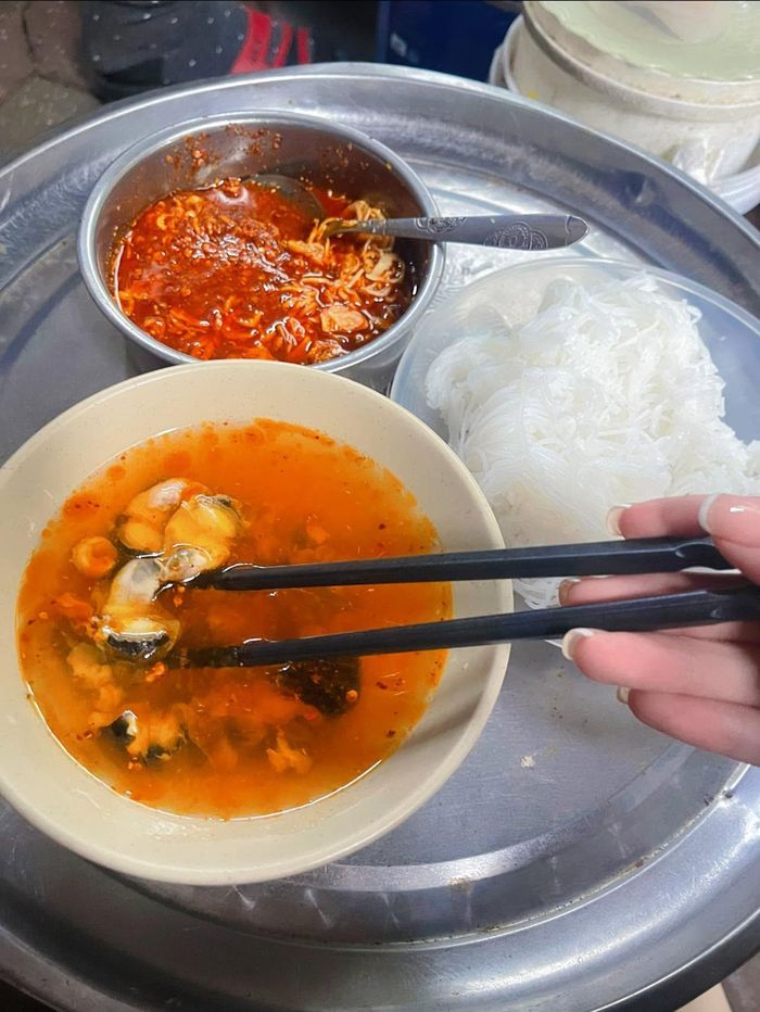 Món bún ốc nguội thanh mát được nhiều thực khách ưa chuộng. Ảnh: Tú Anh Đào