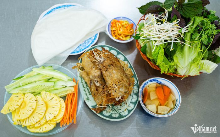 Quán bánh xèo Quảng Ngãi hút khách ghé thăm ở phường Đống Đa. Ảnh: Nguyễn Huy