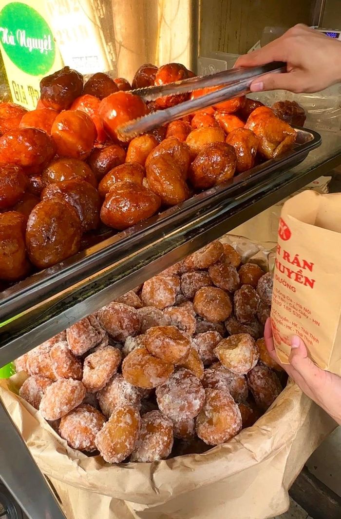 Bánh rán là thức quà vặt được ưa chuộng ở Thủ đô. Ảnh: Bánh rán cổ truyền HK - Thái Thịnh