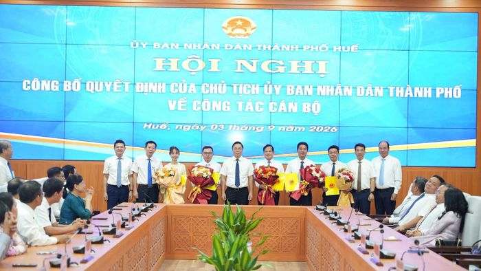 Lãnh đạo thành phố trao các quyết định bổ nhiệm cán bộ Sở Văn hóa, Thể thao và Du lịch. Ảnh: Cổng thông tin TP Huế
