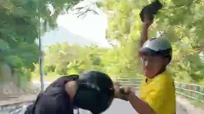 Mạng xã hội lan truyền clip quay lại diễn biến vụ việc. Ảnh: Cắt từ clip