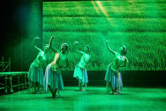 "Những lớp phù sa" không chỉ kể một câu chuyện mà còn đưa khán giả bước vào một dòng chảy xuyên suốt của văn hóa và tâm hồn Việt Nam.