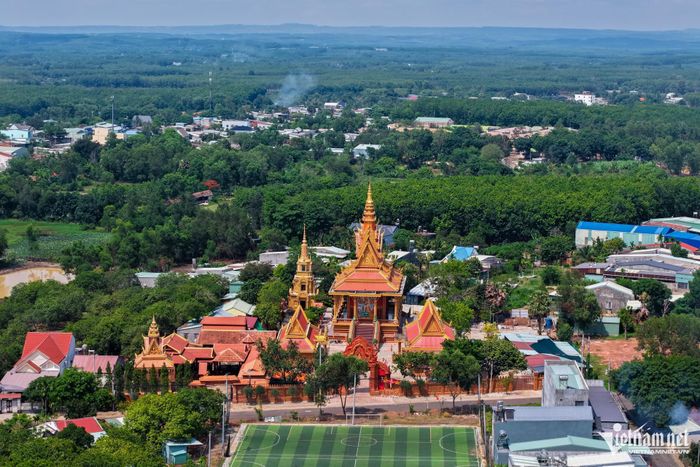 Bảo tồn, phát huy các giá trị văn hóa, lịch sử, bản sắc và vốn sinh thái nhân văn của từng vùng, từng dân tộc; thúc đẩy liên kết giữa các địa phương để hình thành các trục di sản, văn hóa, du lịch liên vùng. Ảnh: Nguyễn Huế